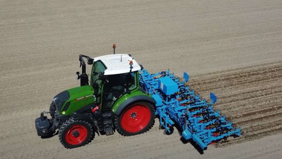 Ciągnik Fendt z podłączonym pielnikiem Monosem