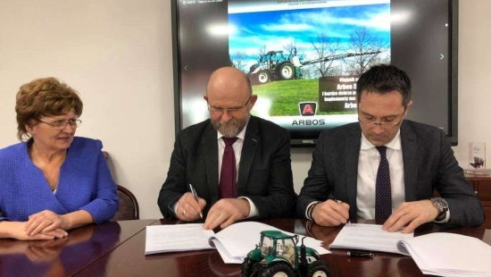 Podpisywanie umowy wspolpracy miedzy spolka Korbanek a Arbos