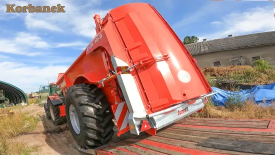 Pan Stanisław w 2025 roku postanowił zmodernizować swój park masyznowy, kupił m.in. rozrzutnik Jeantil od Korbanek