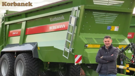 Rozrzutnik obornika Bergmann stojący na placu firmy Korbanek