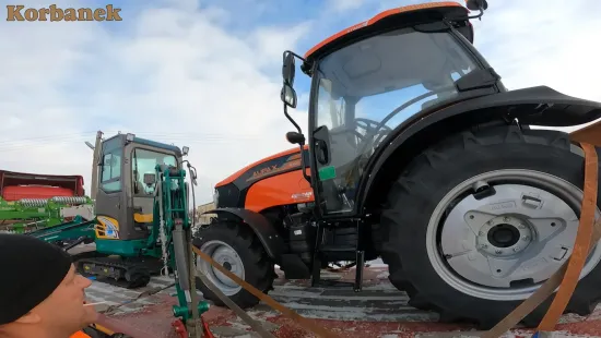 Przedsiębiorstwo Usług Komunalnych zakupiło ciągnik Aupax 3055 z posypywarką Motyl od Korbanek