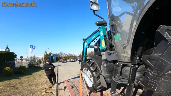 Pan Artur zakupił ciągnik Aupax 3055 black edition w wesrji komunalnej z osprzętem