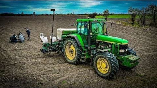 Embedded thumbnail for John Deere trochę PALI w polu ale jestem bardzo zadowolony