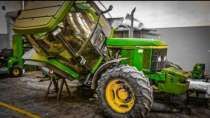 Embedded thumbnail for Tragedii nie ma? Rolnik uczestniczy w naprawie John Deere 6210 to prosty ciągnik