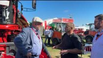 Embedded thumbnail for CHCIAŁBY POJEŹDZIĆ KOMBAJNEM  PŁACI 500 ZŁ ZA HEKTAR USŁUG  CHIŃSKIE KOMBAJNY AUPAX NA AGROSHOW