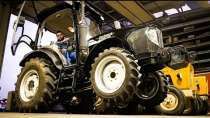 Embedded thumbnail for Czarny ciągnik pręży muskuły i podnosi ciężary Zielone ciągniki pokazują Uniwersalność na zimę