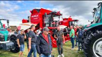 Embedded thumbnail for MECHANICZNY SMOK - CHIŃSKI KOMBAJN AUPAX NA AGROSHOW BEDNARY 2025 STOISKO KORBANEK