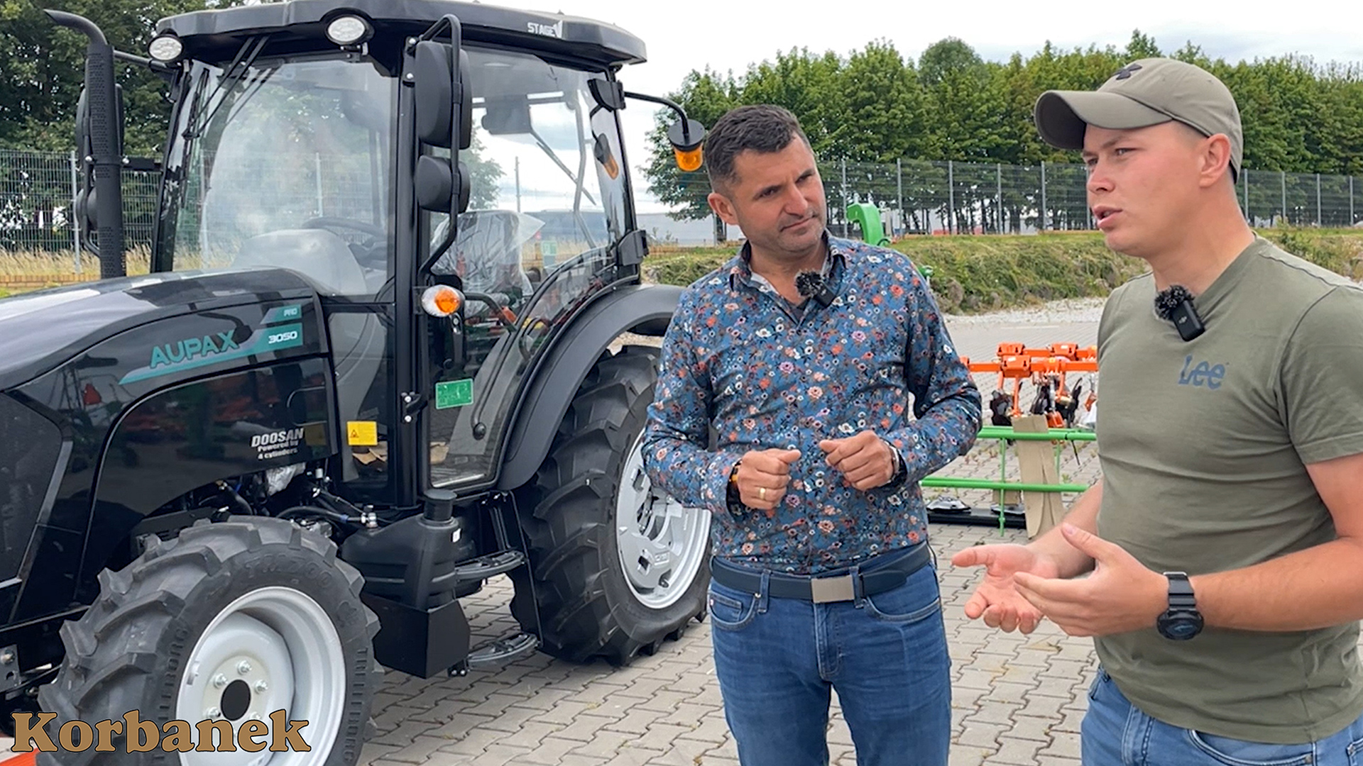 Kontener z ciągnikami Aupax 3050 wersja black edition przyjecjał do firmy Korbanek