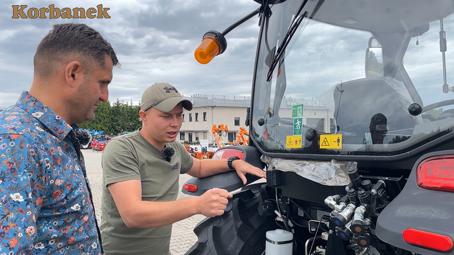 Zmodernizowany układ hydrauliczny z nowym rozdzielaczem. Jedna para wyjść hydraulicznych posiada teraz funkcję blokady stałego wydatku oraz tzw. swobodnego przepływu, co jest kluczowe dla maszyn wymagających 