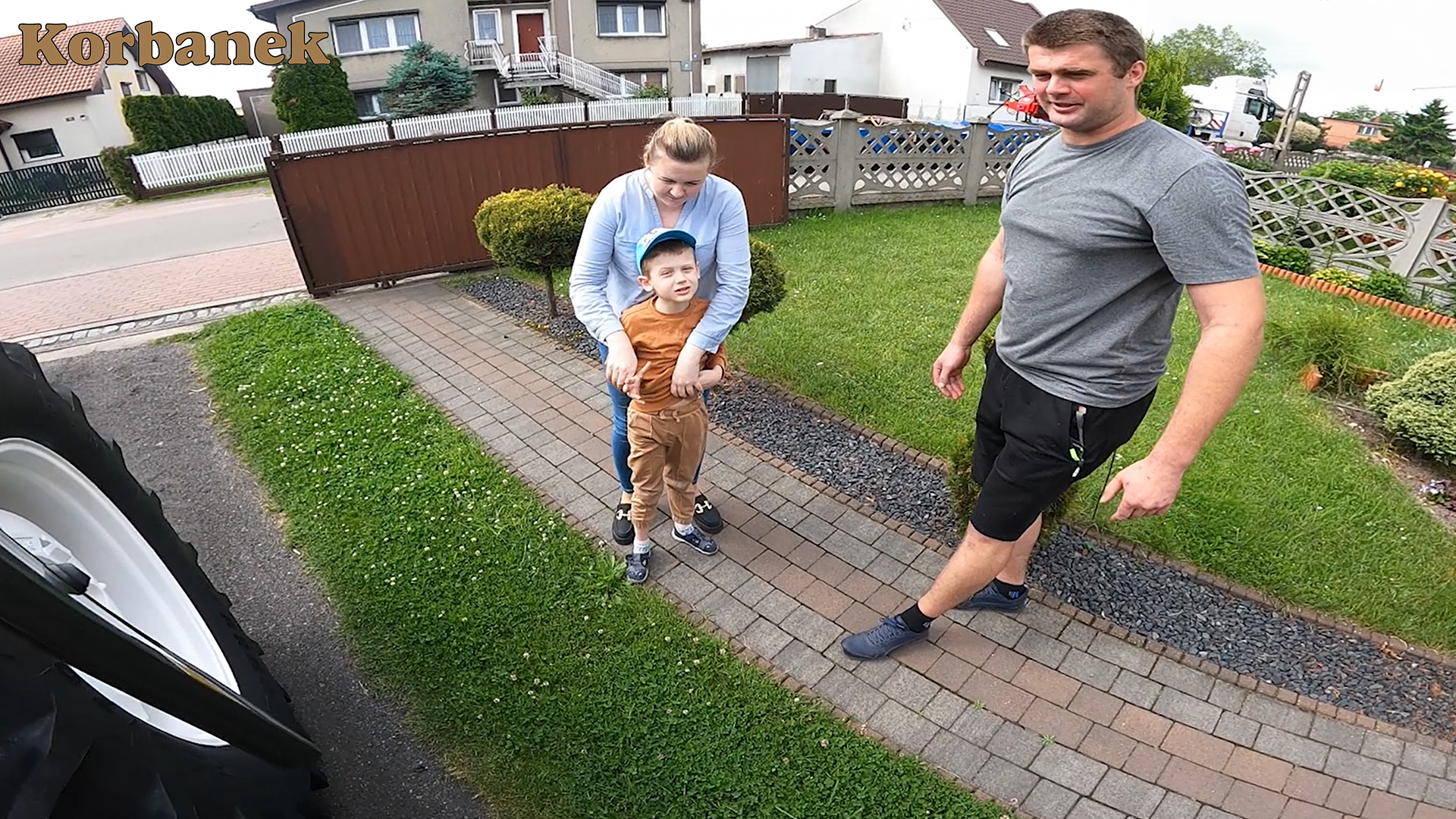 Rodzina Pana Dawida w komplecie - cieszą się z nowego nabytku - ciągnika Arbos 4090