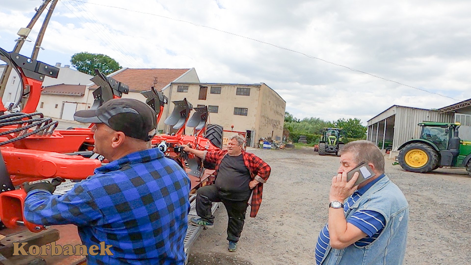 Jeżeli chodzi o maszyny , które posiadają Klienci są to m.in. rozrzutnik Bergmann od Korbanek, ciągnik JD dużej mocy, z którym będzie chodził pług, kombajny Claas