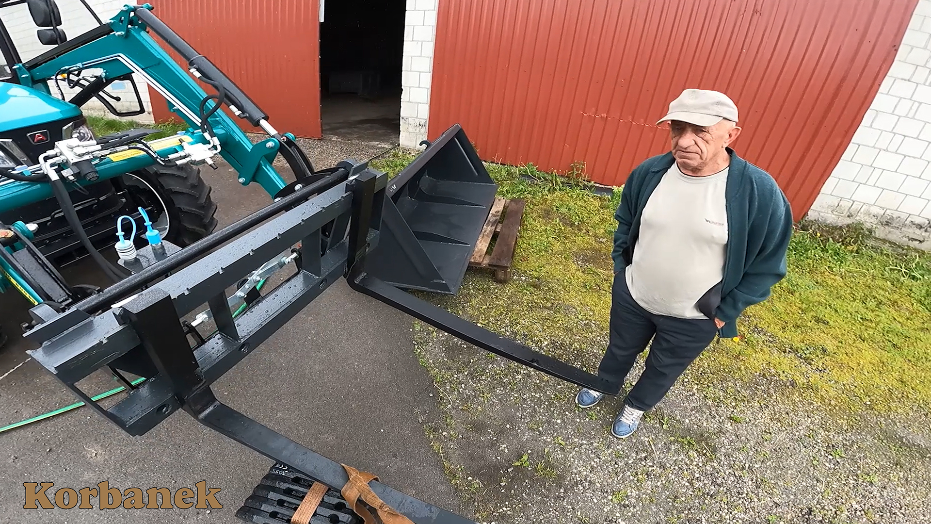 W modelu Arbos 3055 drugiej generacji również zastosowano prostą, mechaniczną skrzynię biegów (12+12); zsynchronizowaną z napędem na cztery koła oraz mechaniczny mechanizm różnicowy zapewnia sprawne poruszanie w najtrudniejszych warunkach