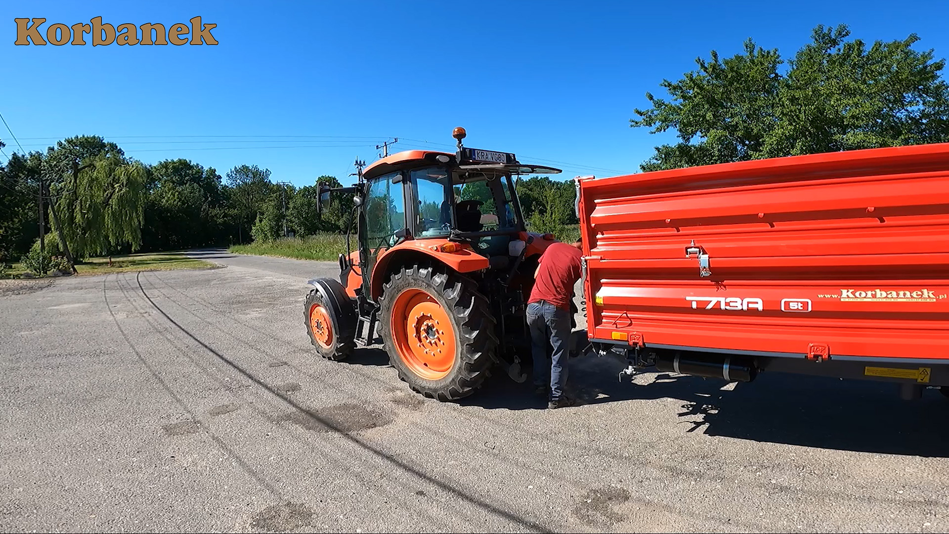T713A świetnie sprawdzi się w transporcie płodów rolnych, materiałów sypkich oraz ładunków na europaletach, a dzięki możliwości demontażu ścian i słupków może pełnić funkcję platformy