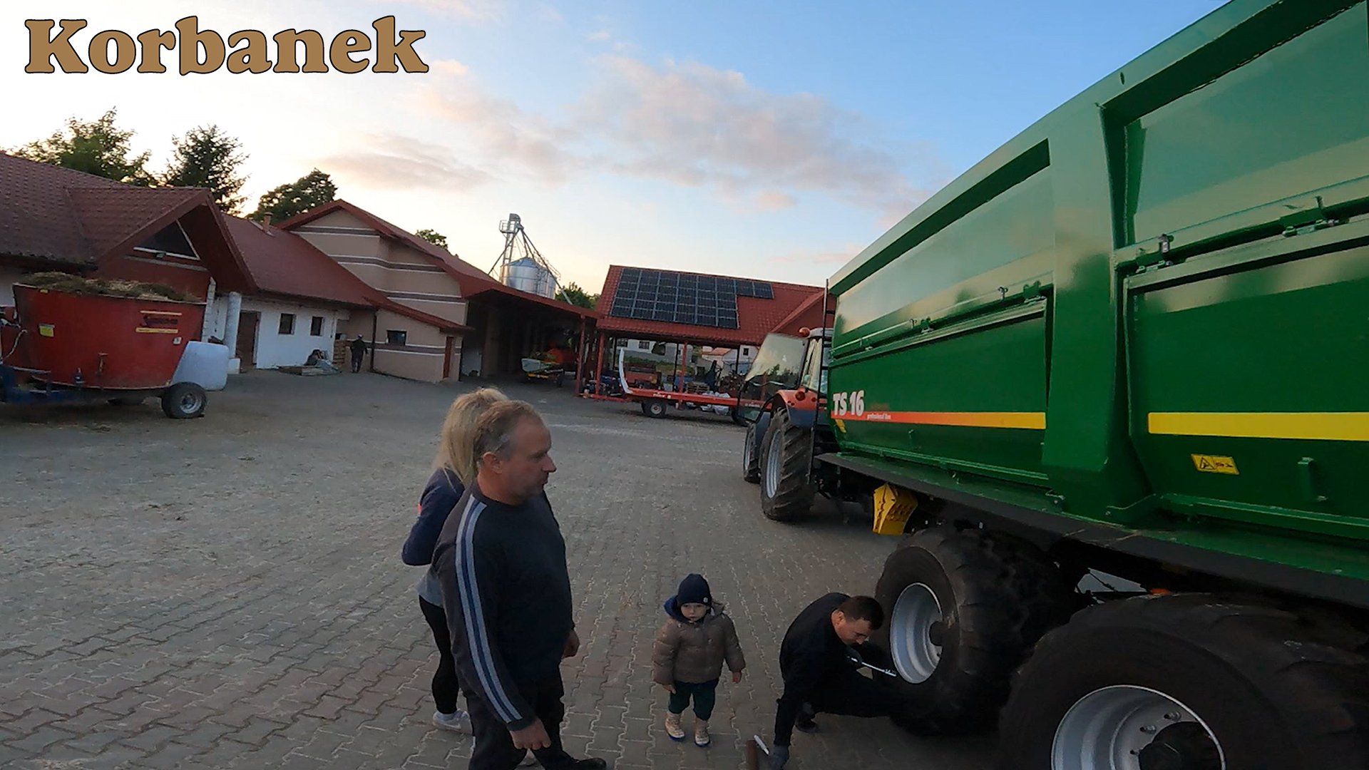 Przyczepy rolnicze typu TS przeznaczone są głównie do przewozu roślin okopowych. Wnętrze skrzyni ładunkowej jest gładkie, co zmniejsza do minimum uszkodzenia produktów rolniczych podczas załadunku i rozładunku