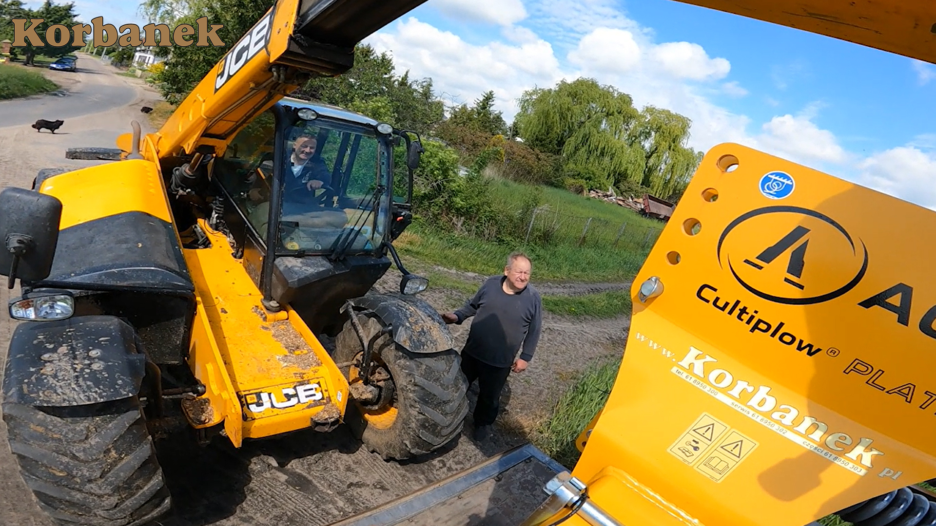Agrisema z naczepy Kierowcy Tomka ściągano przy uzyciu ładowarki JCB