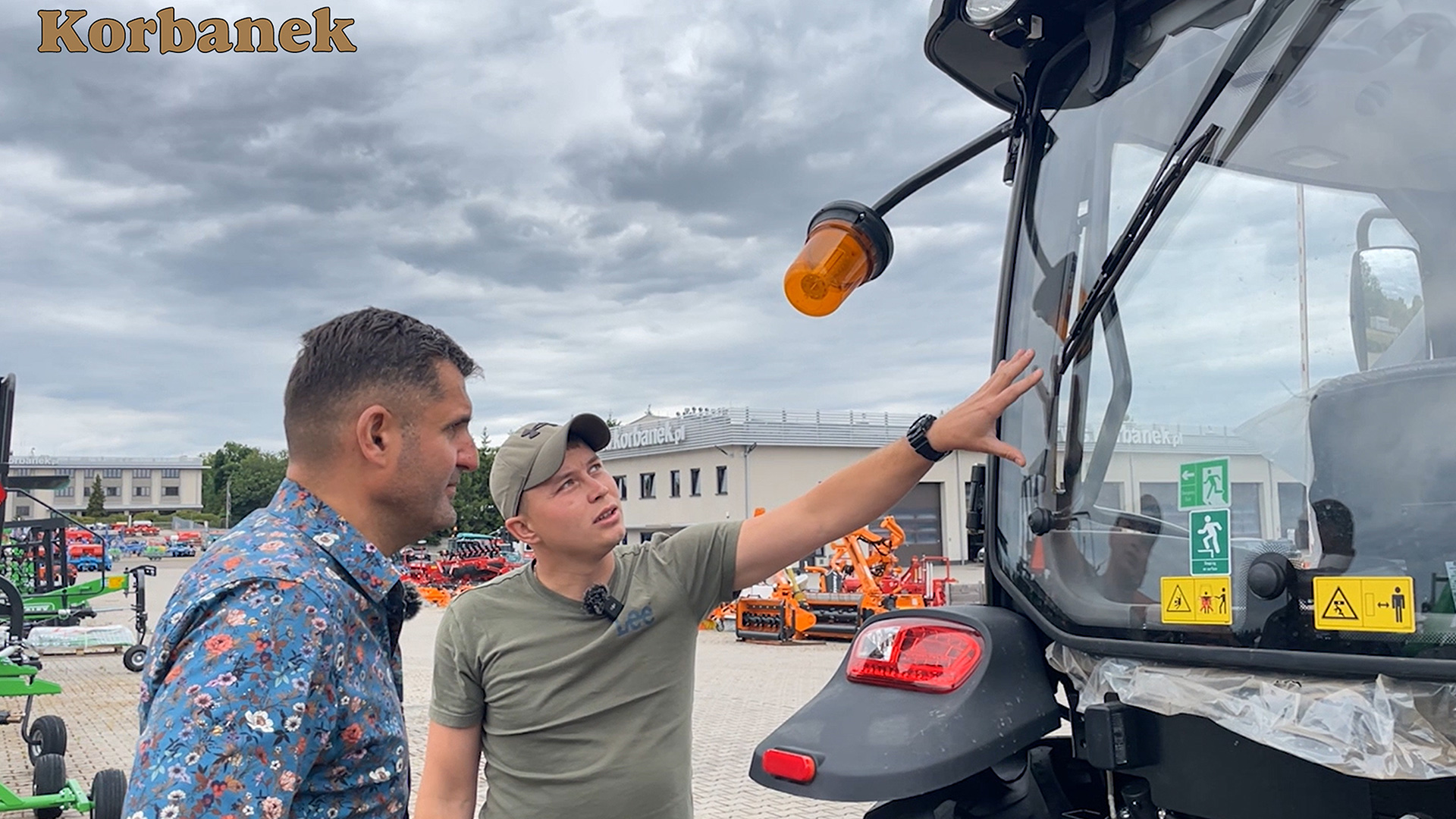 Konstruktorzy z Chin posłuchali próśb naszych Klientów i została dodana do ciągnika wycieraczka tylnej szyby