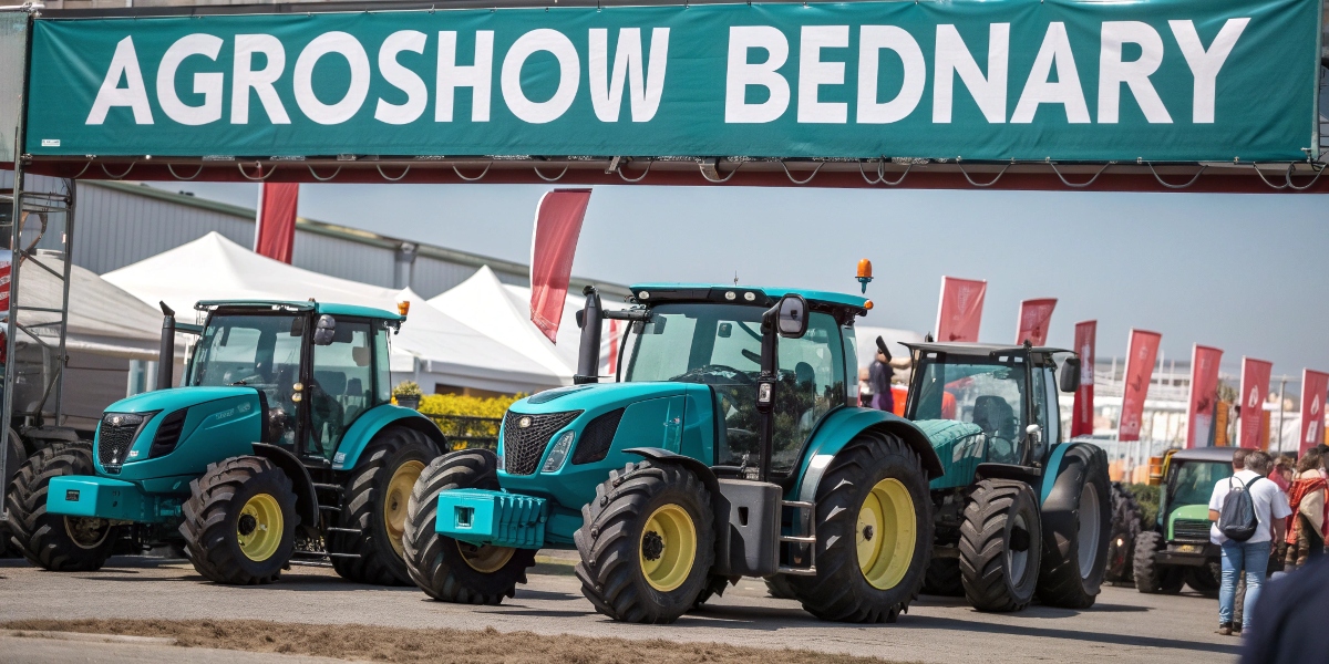 Wystawa Agroshow Bednary, ekspozycja maszyn rolniczych, ciągników i sprzętu rolniczego na otwartej przestrzeni.