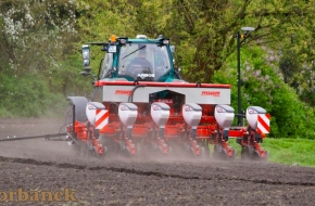 Ciągnik Arbos z podpiętym siewnikiem Sola Prosem, który możesz kupić korzystając z dotacji 200 000 zł na inwestycje przyczyniające się do ochrony środowiska i klimatu