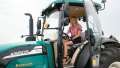Kobieta w traktorze Arbos 4110 od firmy Korbanek