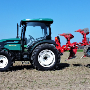 Traktor Arbos 3075 z zaczepionym pługiem Ibis na polu