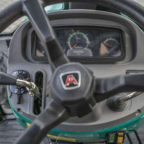 Kierownica i poręczna deska rozdzielcza w traktorze Arbos 2025