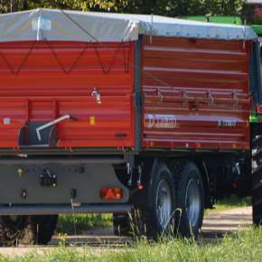 Czerwona przyczepa wywrotka o ładowności 12-ton firmy Metal-Fach model T730/3 z firmy Korbanek