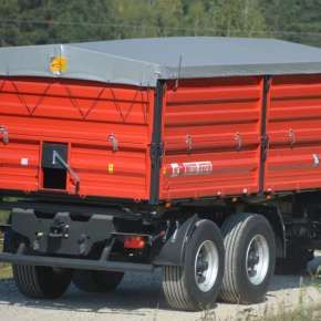 Czerwona wywrotka rolnicza tandem o ładowności 14 ton firmy Metal-Fach model T755A z nadstawkami