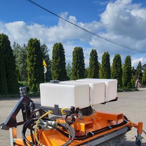 Pomarańczowa zamiatarka komunalna TALEX ECO CLEAN 180 na placu firmy Korbanek Sp. z o.o.