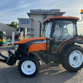 Ciągnik  Arbos 3055 Gen2 na tle budynku Korbanek