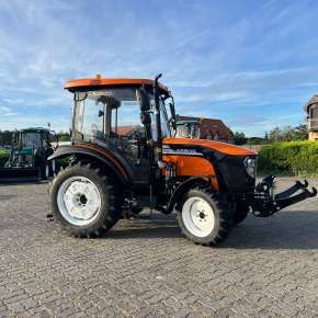Widok z boku na ciągnik  Arbos 3055 Gen2