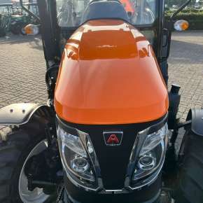 Widok na maskę ciągnika  Arbos 3055 Gen2