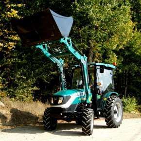 Widok z boku zielonego ładowacza HYDRAMET typ Xtreme S mini na zielonym traktorze ARBOS 2025