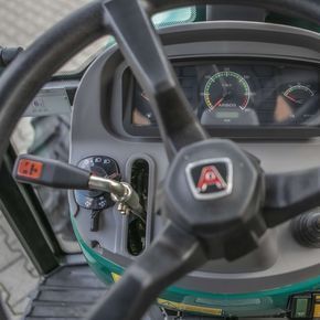 Kierownica i poręczna deska rozdzielcza w traktorze Arbos 2025