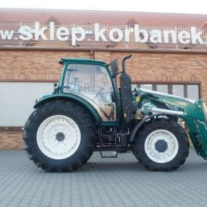 Widok z boku zielonego traktora ARBOS z ładowaczem czołowym Xtreme 2 firmy Hydramet www.korbanek.pl