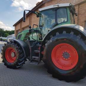 Bok ciągnika Fendt 800 Vario z dużymi kołami