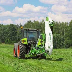 Złożona do transportu kosiarka dyskowa Samasz KDTC na zielonym traktorze rolniczym Claas www.korbanek.pl