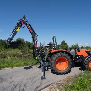 Widok z boku pomarańczowego ciągnika rolniczego KUBOTA z koparko-ładowarką H-500 firmy HYDRAMET