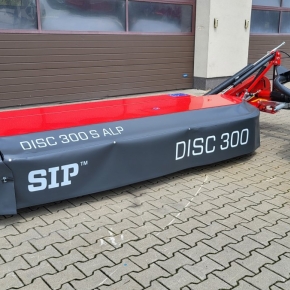 Czerwona kosiarka SIP typ DISC 300S ALP na placu firmy Korbanek Sp. z o.o