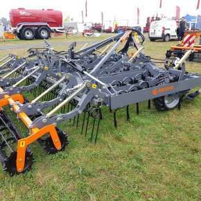 Widok z boku kultywatora przedsiewnego BEST 4,0 H firmy MANDAM na targach AGRO-SHOW Bednary www.korbanek.pl