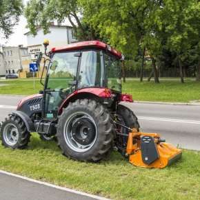 Czerwony traktor rolniczy wraz kosiarką bijakową mulczującą PIKO firmy Samasz kosi i mulczuje pobocze drogi www.korbanek.pl