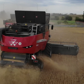 Massey Ferguson Delta na polu z tyłu