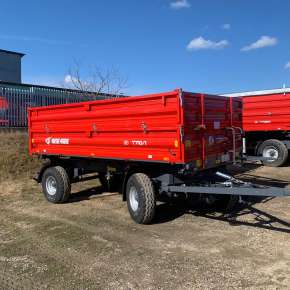 Czerwona wywrotka rolnicza o ładowności 6 ton firmy Metal-Fach model T710/1 z nadstawkami