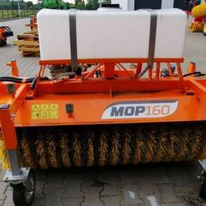 Widok tylny pomarańczowej zamiatarki zawieszanej MOP 160 firmy Samasz wyposażonej w zraszacz www.korbanek.pl