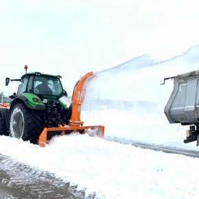 Widok z tyłu ciągnik rolniczy z zawieszonym na tylnym podnośniku pługiem wirnikowy Tornado firmy Samasz www.korbanek.pl