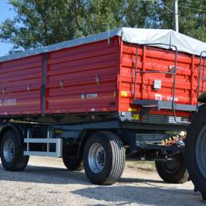 Czerwona przyczepa rolnicza 14-tonowa firmy Metal-Fach model T739 z nadstawkami, plandeką i zaczepem automatycznym