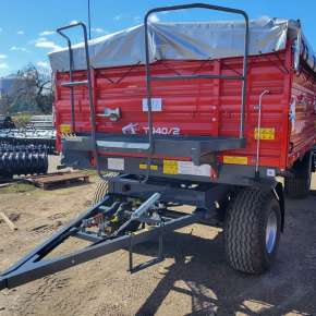 Czerwona wywrotka rolnicza o ładowności 6 ton firmy Metal-Fach model T940/2 z nadstawkami