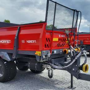 Rozrzutnik do gnoju w kolorze czerwonym firmy Metal-Fach typ N267/1 Hornet na tandemie