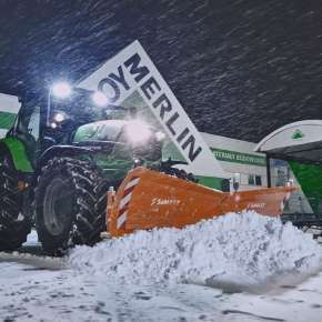 Spychacz do śniegi PSV 301 firmy Samasz zamontowany na zielonym ciągniku Deutz-Fachr odśnieża parkin LEROY MERLIN www.korbanek.pl