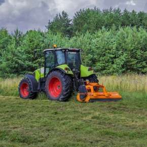Pomarańczowa kosiarka bijakowa firmy Samasz typ GRINO podczepiona do zielonego traktora rolniczego kosi trawę www.korbanek.pl