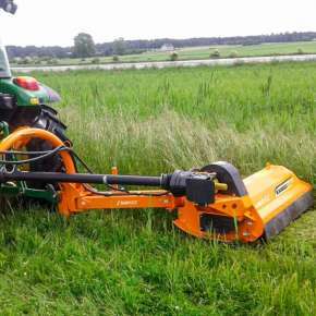 Zielony traktor rolniczy wraz z pomarańczową kosiarka mulczującą tylno-boczną na pantografie mulczuje trawę www.korbanek.pl 